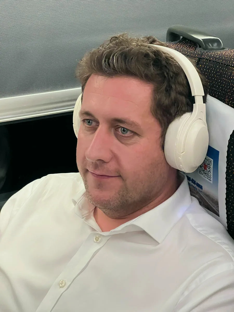 Max using DreamPhones while traveling